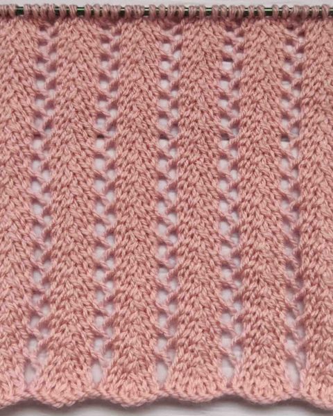 Rayures verticales ajourées au tricot