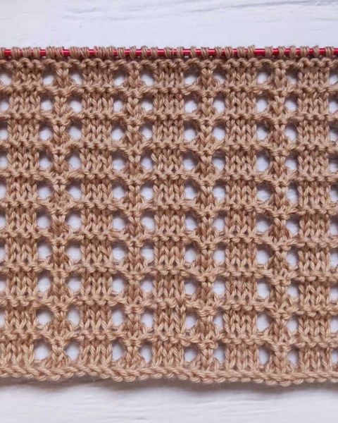 Point oeillet simple au tricot