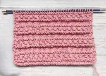 Bandes horizontales en relief au tricot