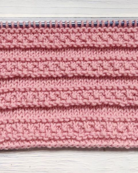 Bandes horizontales en relief au tricot